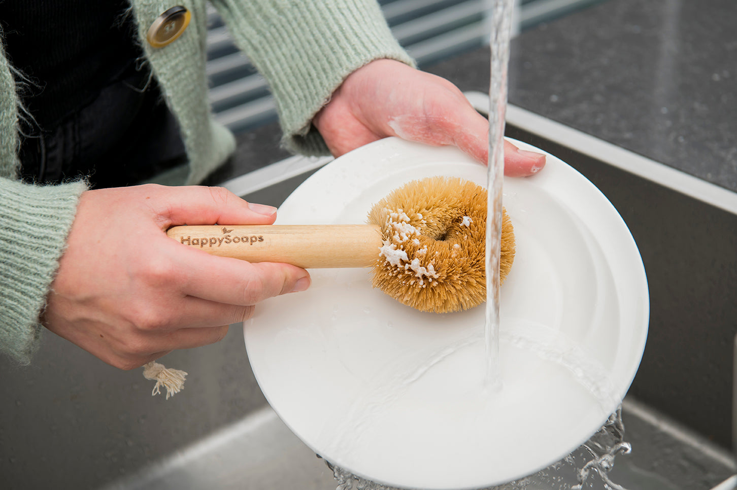 Plastic-free dishwashing brush from Coconut